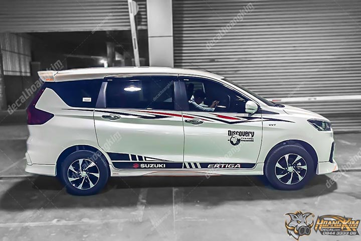 Tem xe Ertiga tạo điểm nhấn cho thân xe