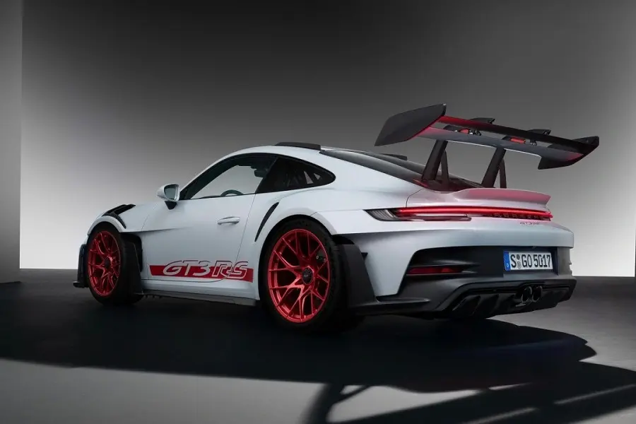 https://otohoangkim-storage.sgp1.cdn.digitaloceanspaces.com/porsche-911-gt3-rs-doi-2023-lap-ky-luc-moi-tai-truong-dua-nurburgrin-6-900x900.webp