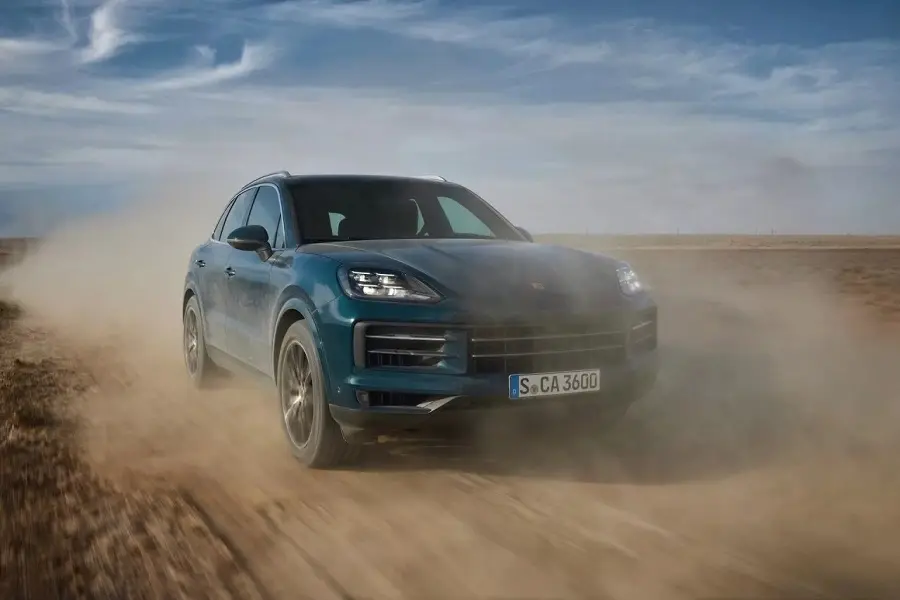 https://otohoangkim-storage.sgp1.cdn.digitaloceanspaces.com/porsche-cayenne-2024-nang-cap-noi-that-ngop-man-hinh-3-900x900.webp