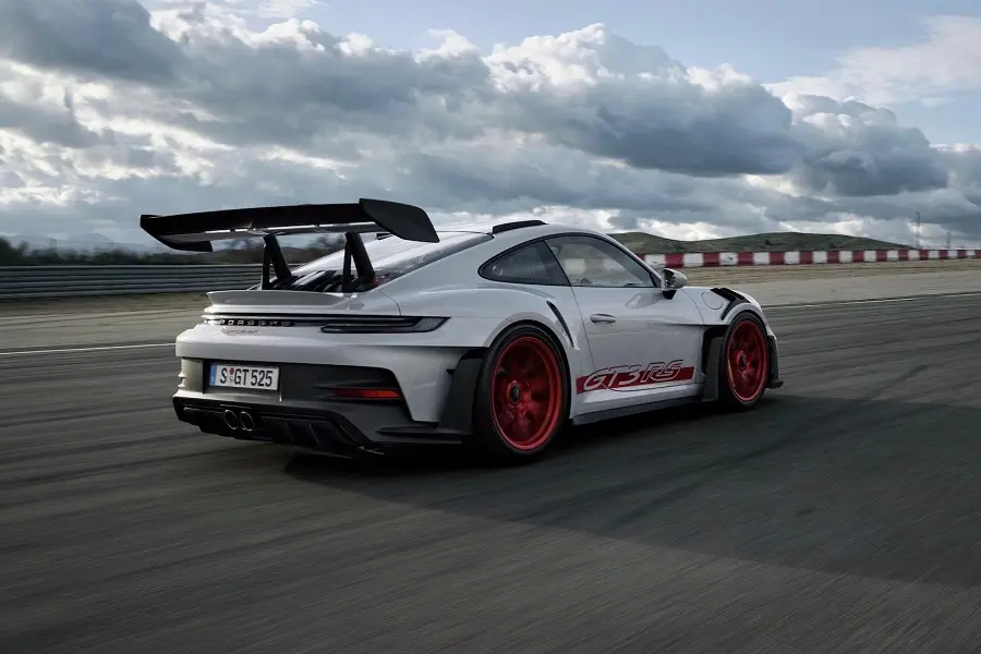 https://otohoangkim-storage.sgp1.cdn.digitaloceanspaces.com/porsche-ra-mat-911-gt3-rs-moi-cong-suat-518-ma-luc-4-900x900.webp