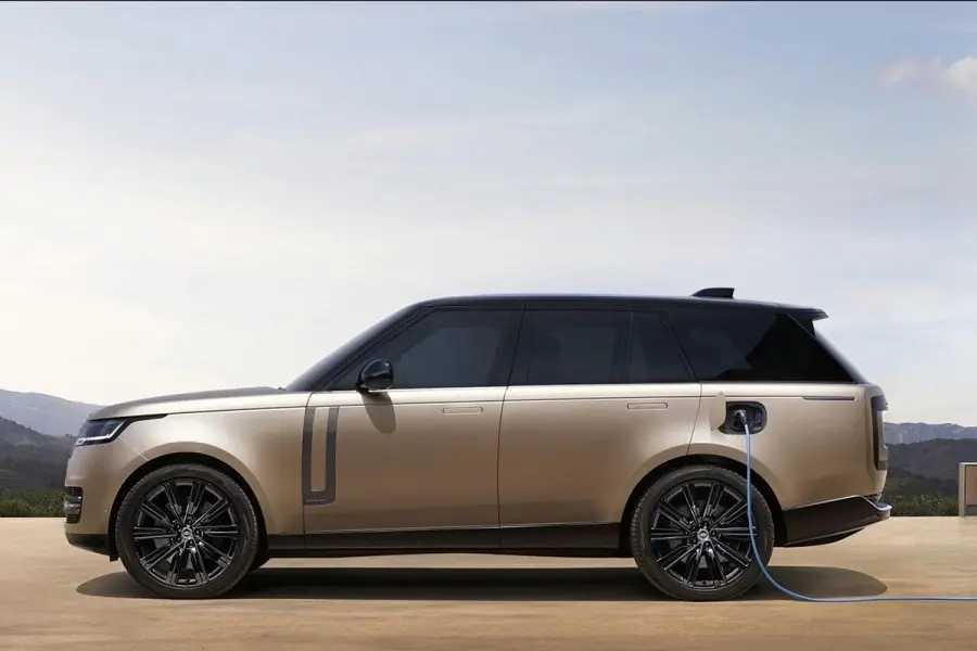 https://otohoangkim-storage.sgp1.cdn.digitaloceanspaces.com/range-rover-an-tuong-hon-voi-goi-do-cua-mansory-1-900x900.webp