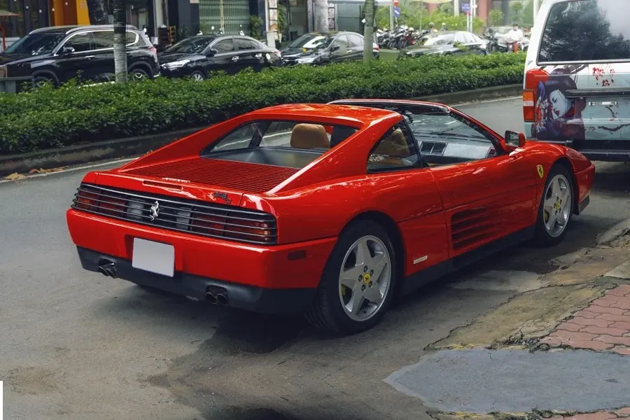 https://otohoangkim-storage.sgp1.cdn.digitaloceanspaces.com/sieu-xe-33-tuoi-ferrari-348-ts-lan-banh-tai-viet-nam-2-900x900.webp