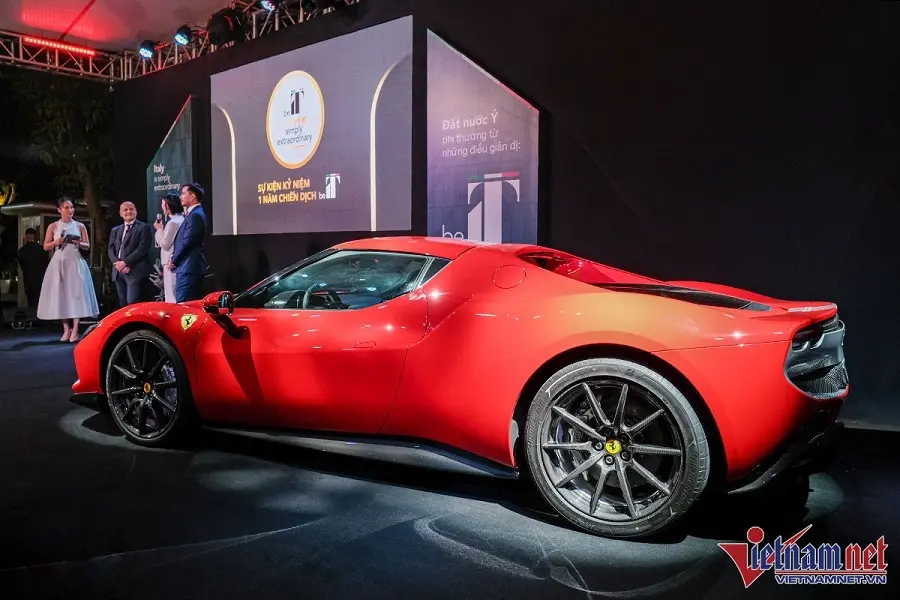 https://otohoangkim-storage.sgp1.cdn.digitaloceanspaces.com/sieu-xe-ferrari-296-gtb-gia-21-ty-dong-xuat-hien-tai-ha-noi-2-900x900.webp