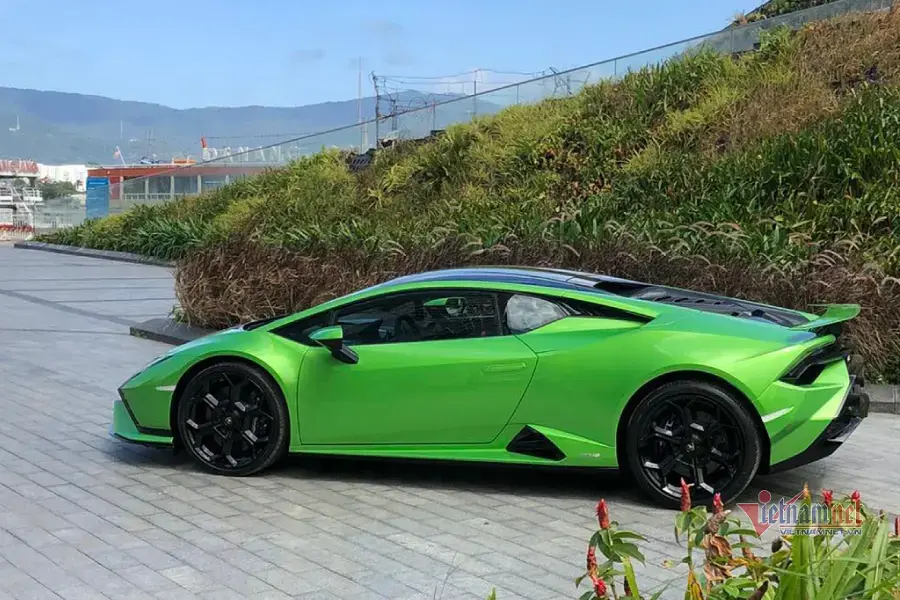 https://otohoangkim-storage.sgp1.cdn.digitaloceanspaces.com/sieu-xe-lamborghini-huracan-tecnica-dau-tien-ve-viet-nam-gia-tren-15-t-0-900x900.webp