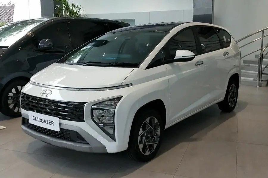 https://otohoangkim-storage.sgp1.cdn.digitaloceanspaces.com/soi-chi-tiet-hyundai-stargazer-doi-thu-kho-nhan-cua-mitsubishi-xpander-9-900x900.webp