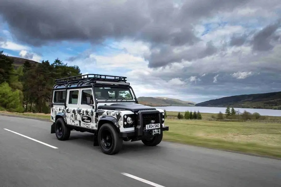 https://otohoangkim-storage.sgp1.cdn.digitaloceanspaces.com/tai-san-xuat-chiec-land-rover-defender-voi-so-luong-gioi-han-0-900x900.webp