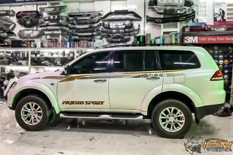 https://otohoangkim-storage.sgp1.cdn.digitaloceanspaces.com/tem-xe-mitsubishi-pajero-2-900x900.webp