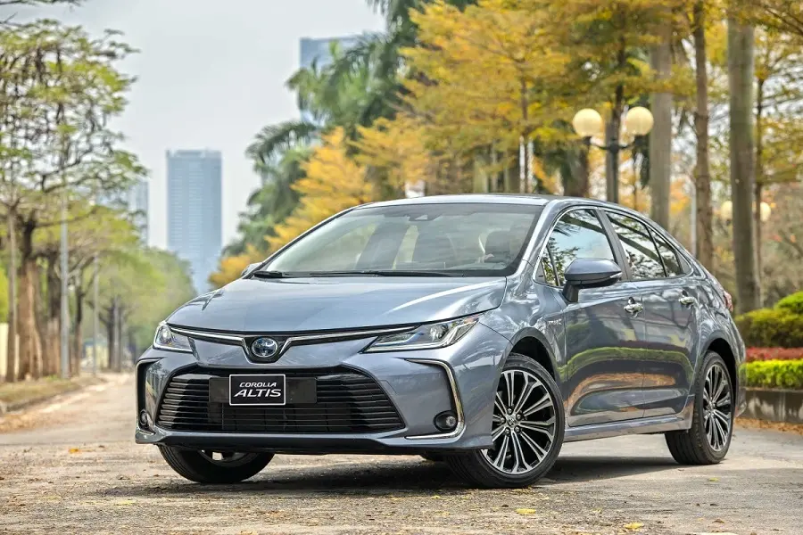 https://otohoangkim-storage.sgp1.cdn.digitaloceanspaces.com/toyota-corolla-altis--sedan-hang-c-dan-dau-cong-nghe-0-900x900.webp