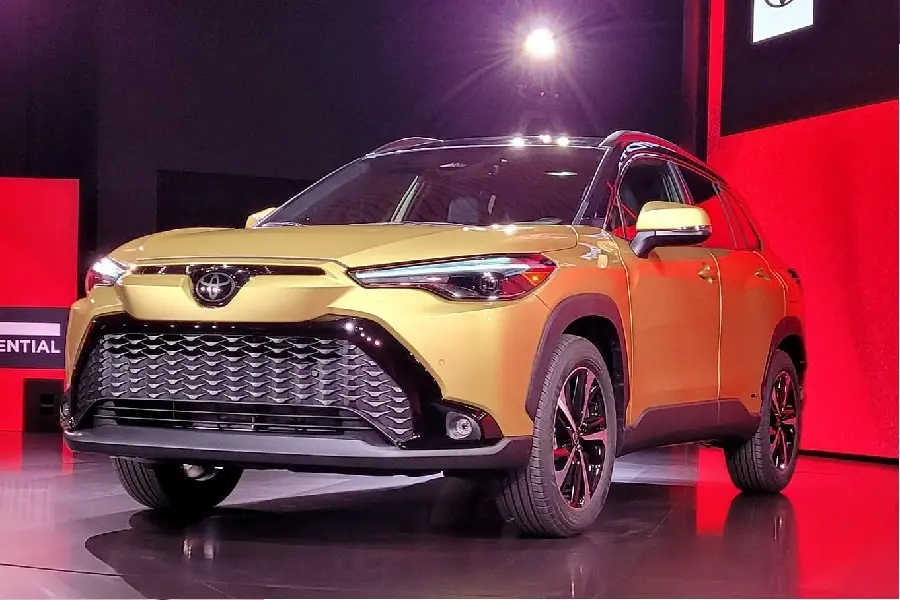 https://otohoangkim-storage.sgp1.cdn.digitaloceanspaces.com/toyota-corolla-cross-2023-ra-mat-tai-viet-nam-voi-loat-trang-bi-va-tin-1-900x900.webp