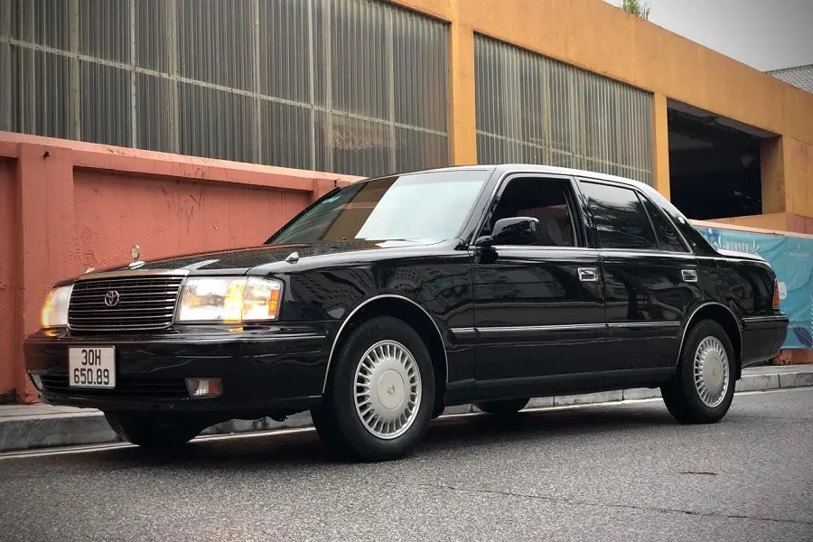 https://otohoangkim-storage.sgp1.cdn.digitaloceanspaces.com/toyota-crown-doi-1998-rao-ban-gia-1-5-ty-dong-o-ha-noi-1-900x900.webp