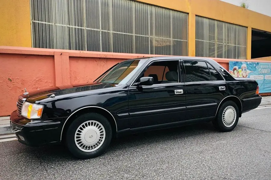 https://otohoangkim-storage.sgp1.cdn.digitaloceanspaces.com/toyota-crown-doi-1998-rao-ban-gia-1-5-ty-dong-o-ha-noi-4-900x900.webp