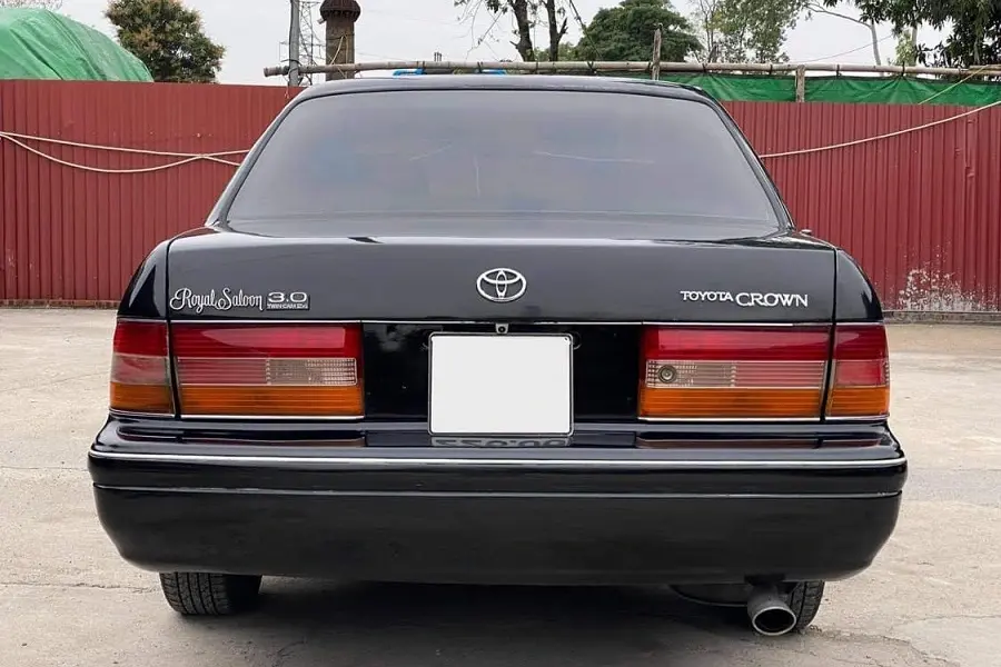 https://otohoangkim-storage.sgp1.cdn.digitaloceanspaces.com/toyota-crown-doi-1998-rao-ban-gia-1-5-ty-dong-o-ha-noi-7-900x900.webp