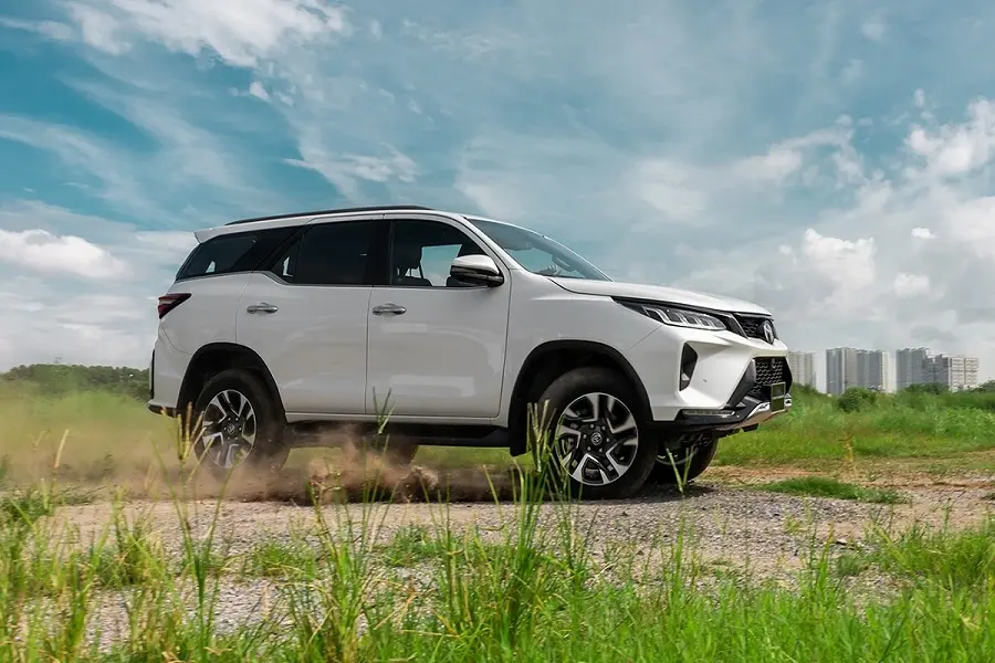 https://otohoangkim-storage.sgp1.cdn.digitaloceanspaces.com/toyota-fortuner-2022-ra-mat-gia-tang-cao-nhat-53-trieu-dong-0-900x900.webp