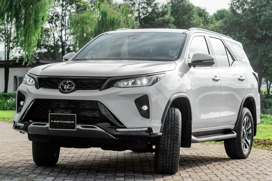 https://otohoangkim-storage.sgp1.cdn.digitaloceanspaces.com/toyota-fortuner-2022-ra-mat-gia-tang-cao-nhat-53-trieu-dong-1-900x900.webp