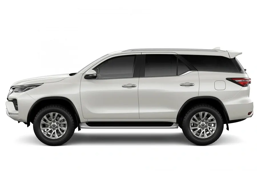 https://otohoangkim-storage.sgp1.cdn.digitaloceanspaces.com/toyota-fortuner-2022-ra-mat-gia-tang-cao-nhat-53-trieu-dong-2-900x900.webp