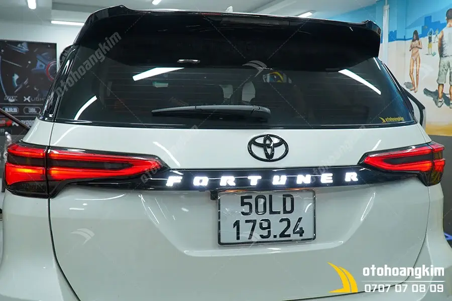 https://otohoangkim-storage.sgp1.cdn.digitaloceanspaces.com/toyota-fortuner-moi-mua-can-lap-ngay-phu-kien-gi-cho-xe-3-900x900.webp