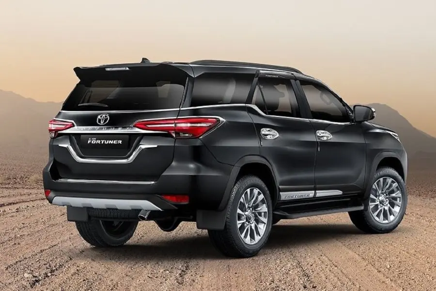 https://otohoangkim-storage.sgp1.cdn.digitaloceanspaces.com/toyota-fortuner-se-co-them-phien-ban-dong-co-dau-hybrid-1-900x900.webp