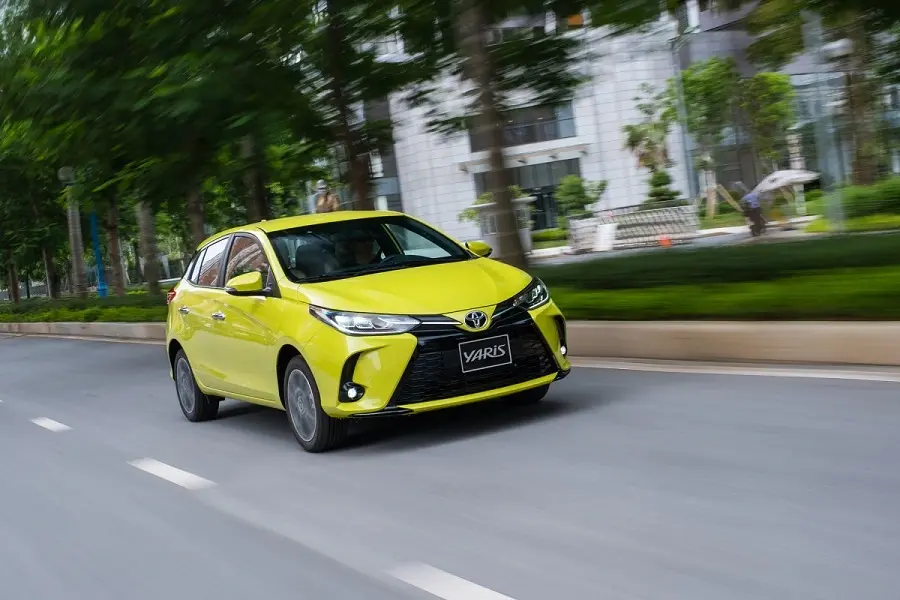 https://otohoangkim-storage.sgp1.cdn.digitaloceanspaces.com/toyota-yaris-giam-gia-manh-tai-viet-nam-van-it-nguoi-mua-1-900x900.webp