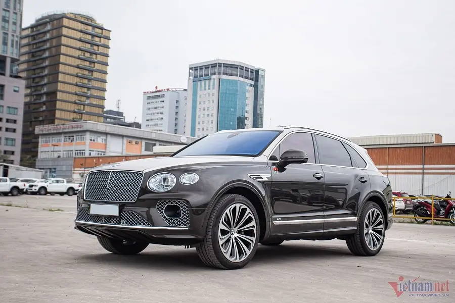 https://otohoangkim-storage.sgp1.cdn.digitaloceanspaces.com/xe-sieu-sang-bentley-bentayga-ewb-xuat-hien-tai-viet-nam-gia-tu-19-ty-0-900x900.webp