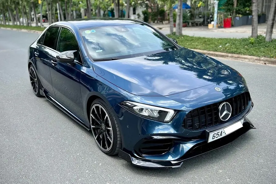 https://otohoangkim-storage.sgp1.cdn.digitaloceanspaces.com/xe-the-thao-hang-hiem-mercedesamg-a35-rao-gia-hon-2-3-ti-dong-tai-vie-0-900x900.webp