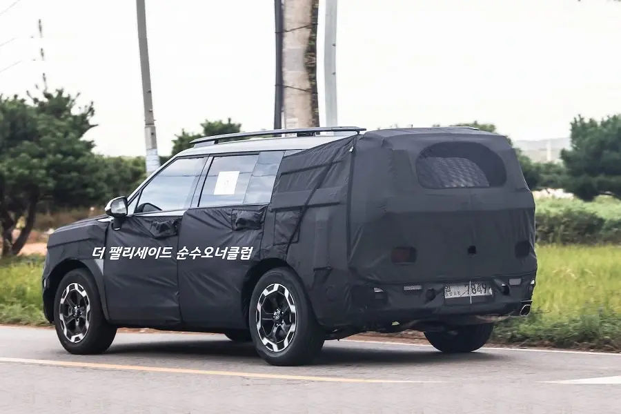 https://otohoangkim-storage.sgp1.cdn.digitaloceanspaces.com/xuat-hien-hinh-anh-hyundai-santa-fe-2024-trong-giong-land-rover-defender-0-900x900.webp