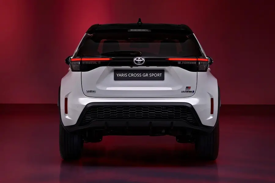 https://otohoangkim-storage.sgp1.cdn.digitaloceanspaces.com/yaris-cross-gr-sport-mau-suv-the-thao-co-nho-ra-mat-thi-truong-cha-3-900x900.webp